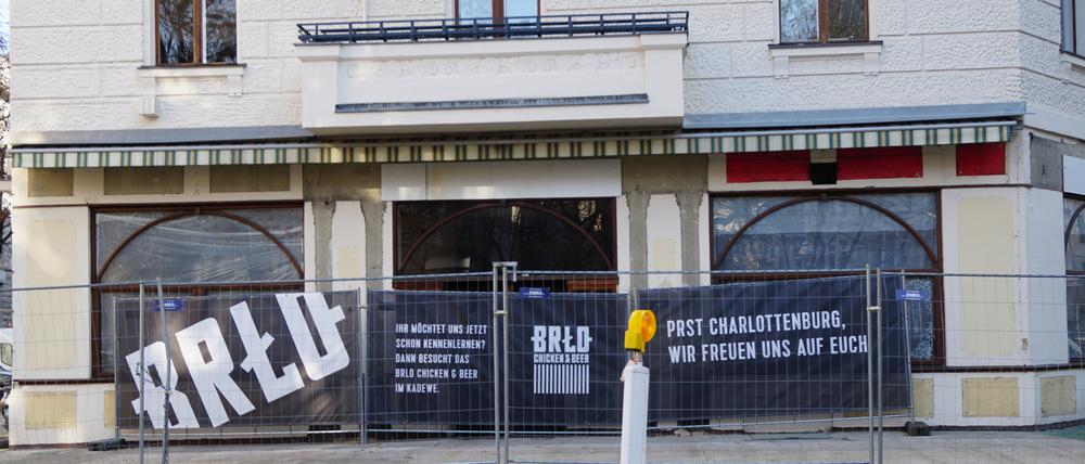 Am früheren Pub „Irish Harp“ in der Charlottenburger Giesebrechtstraße kündigt die Berliner Brauerei BRLO ihr neues Restaurant an.