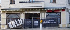 Am früheren Pub „Irish Harp“ in der Charlottenburger Giesebrechtstraße kündigt die Berliner Brauerei BRLO ihr neues Restaurant an.