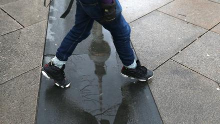 Wetter Berlin Berlin 01.02.2023: Aus dichten Wolken fällt Regen heißt es in den Wetterprognosen für Berlin und das bei böigen Winden. Berlin Berlin Berlin *** Weather Berlin Berlin 01 02 2023 From dense clouds falls rain is called in the weather forecasts for Berlin and that with gusty winds Berlin Berlin Berlin