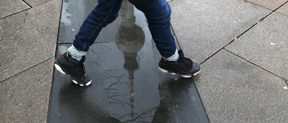 Wetter Berlin Berlin 01.02.2023: Aus dichten Wolken fällt Regen heißt es in den Wetterprognosen für Berlin und das bei böigen Winden. Berlin Berlin Berlin *** Weather Berlin Berlin 01 02 2023 From dense clouds falls rain is called in the weather forecasts for Berlin and that with gusty winds Berlin Berlin Berlin