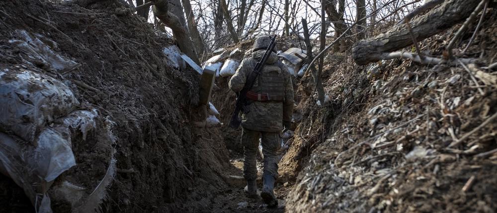 Ukrainischer Soldat an der Frontline.