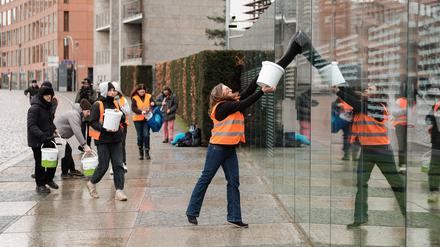 Aktivisten der Letzten Generation bei der Aktion am 04. März.