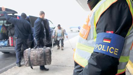 Polizisten begleiten abgelehnte Asylbewerber auf dem Flughafen Leipzig-Halle (Archivbild).