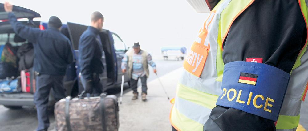 Polizisten begleiten abgelehnte Asylbewerber auf dem Flughafen Leipzig-Halle (Archivbild).