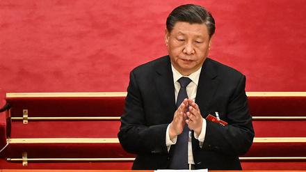 China's President Xi Jinping (R) and Politburo Standing Committee member Li Qiang applaud during the second plenary session of the National People's Congress (NPC) at the Great Hall of the People in Beijing on March 7, 2023. (Photo by Greg Baker / AFP)