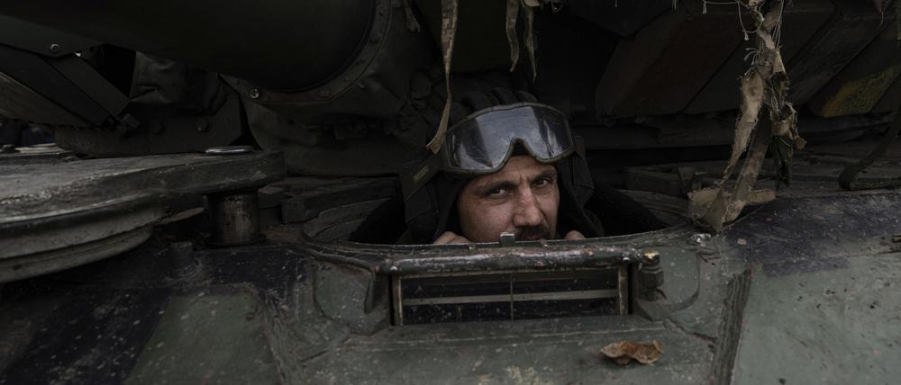 Ein ukrainischer Soldat sitzt in einem Panzer an der Frontlinie in der Nähe von Bachmut.