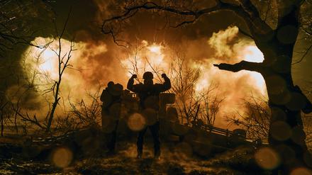 Ukrainische Soldaten feuern mit Artillerie auf russische Stellungen in der Nähe von Bachmut.