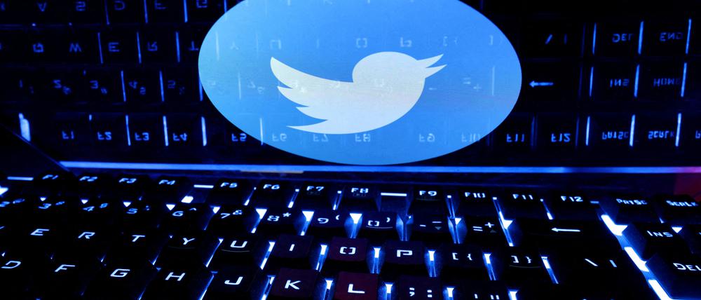 Eine beleuchtete Tastatur vor dem Twitter-Logo.