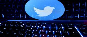 Eine beleuchtete Tastatur vor dem Twitter-Logo.