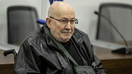 ARCHIV - 29.11.2022, Brandenburg, Potsdam: Horst Mahler, ehemaliger NPD-Anwalt, wartet auf den Beginn seines Prozess wegen Volksverhetzung und Leugnung des Holocaust. Am Donnerstag werden die Plädoyers erwartet. Foto: Fabian Sommer/dpa +++ dpa-Bildfunk +++