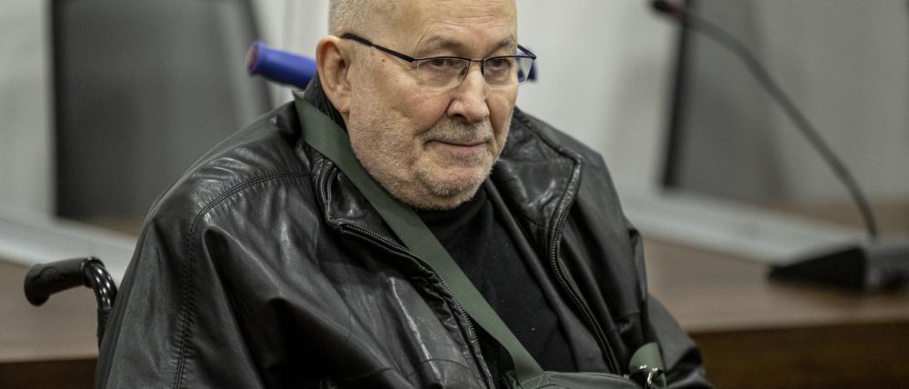 Horst Mahler steht in Potsdam vor Gericht.