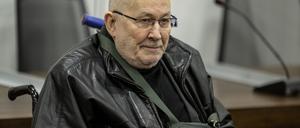 Horst Mahler steht in Potsdam vor Gericht.