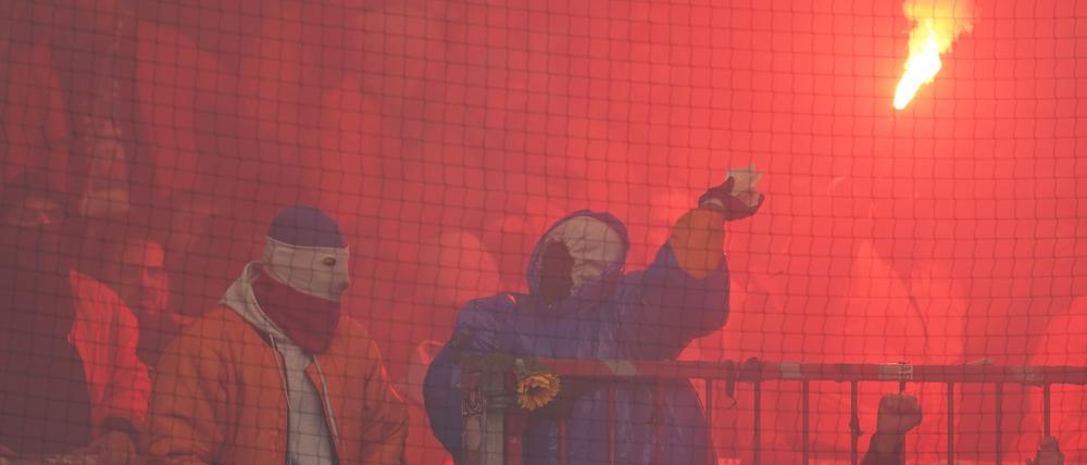 Zuletzt in Hamburg: Rostocker Fans schossen Pyrotechnik sogar gezielt in den St.-Pauli-Block.