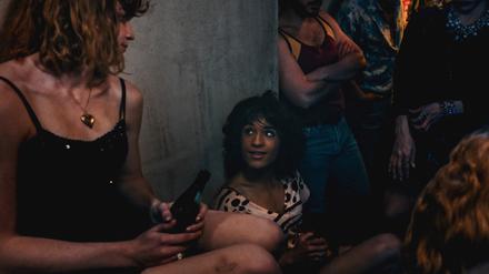 Noah Tinwa (Mitte) spielt Linda, die ihre Identität nur im Geheimen leben kann.
