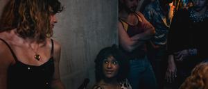 Noah Tinwa (Mitte) spielt Linda, die ihre Identität nur im Geheimen leben kann.