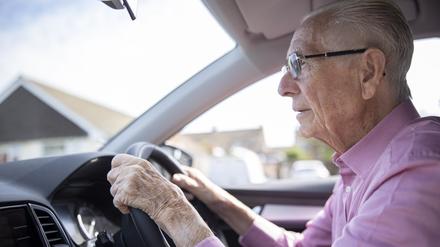 Ein Senior hinter dem Steuer eines Autos. 