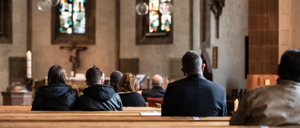 Kirchenbesucher nehmen in der Leonhardskirche in Stuttgart an einem öffentlichen Segnungsgottesdienst teil.