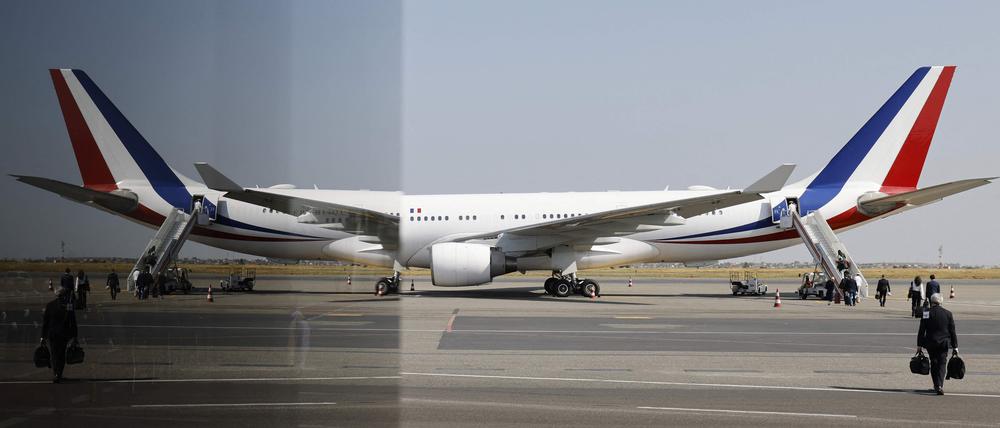 Ein Flugzeug steht auf dem Rollplatz.