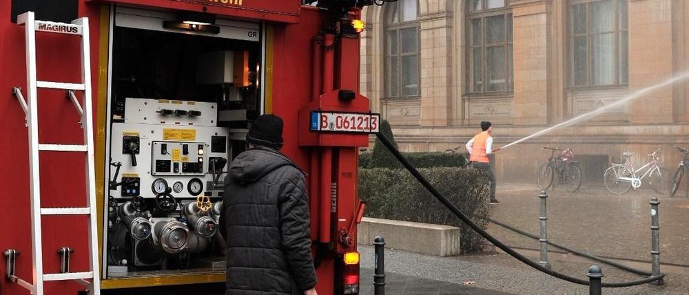 Das Löschfahrzeug im Einsatz - mit den Klimaaktivisten.