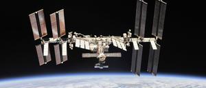 Herumfliegende Teile, etwa von stillgelegten Satelliten, sind auch für die Raumstation ein ernsthaftes Problem.