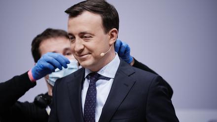 Im Mittelpunkt. Paul Ziemiak wird auf dem CDU-Parteitag verkabelt.