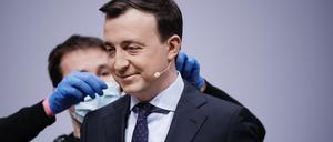 Im Mittelpunkt. Paul Ziemiak wird auf dem CDU-Parteitag verkabelt.