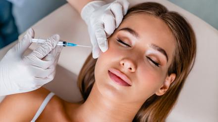 Beauty, Cosmetology, Beautician, Injecting, Women
