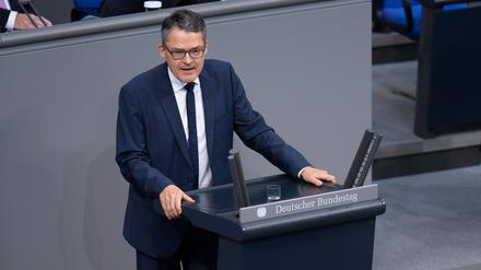 Roderich Kiesewetter, CDU, MdB, am Pult Sitzung des Bundestags am 23.11.2022, Roderich Kiesewetter, CDU, MdB, am Pult Berlin Berlin GER *** Roderich Kiesewetter, CDU, MdB, at the lectern Session of the Bundestag on 23 11 2022, Roderich Kiesewetter, CDU, MdB, at the lectern Berlin Berlin GER 