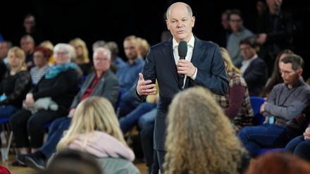 dpatopbilder - 07.03.2023, Brandenburg, Cottbus: Bundeskanzler Olaf Scholz (SPD) beantwortet in der Cottbuser Stadthalle im Rahmen der Reihe «Kanzlergespräche» Fragen aus dem Publikum. Foto: Soeren Stache/dpa +++ dpa-Bildfunk +++