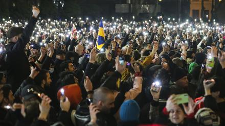 Demonstranten versammeln sich vor dem georgischen Parlamentsgebäude.