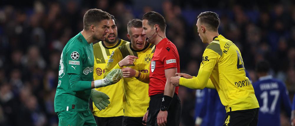Dortmunds Spieler hätten gern mit Schiedsrichter Danny Makkelie gesprochen, aber der ließ nicht mit sich reden.