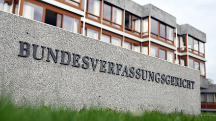 ARCHIV - 26.10.2022, Baden-Württemberg, Karlsruhe: Aussenaufnahme des Bundesverfassungsgerichts mit dem Schriftzug ·Bundesverfassungsgericht·. (zu dpa «Karlsruhe bestätigt: Sportverein durfte NPD-Funktionär ausschließen») Foto: Uli Deck/dpa +++ dpa-Bildfunk +++