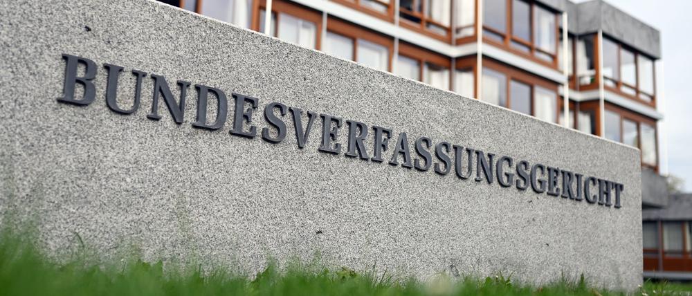 ARCHIV - 26.10.2022, Baden-Württemberg, Karlsruhe: Aussenaufnahme des Bundesverfassungsgerichts mit dem Schriftzug ·Bundesverfassungsgericht·. (zu dpa «Karlsruhe bestätigt: Sportverein durfte NPD-Funktionär ausschließen») Foto: Uli Deck/dpa +++ dpa-Bildfunk +++