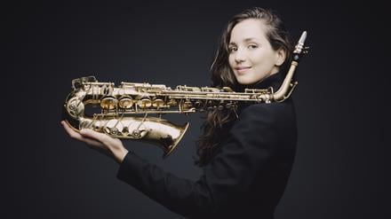 Saxophonistin Asya Fateyeva wird beim Eröffnungskonzert als Solistin „Panic“ von Harrison Birtwistle zu erleben sein. 