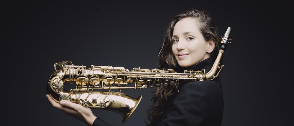Saxophonistin Asya Fateyeva wird beim Eröffnungskonzert als Solistin „Panic“ von Harrison Birtwistle zu erleben sein. 