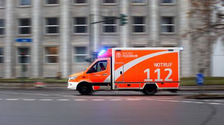 09.12.2022, Berlin - Deutschland. Die Feuerwehr unterwegs zu einem Einsatz. *** 09 12 2022, Berlin Germany The fire department on the way to a mission 