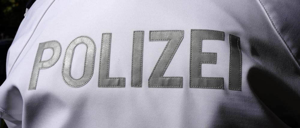 Jacke mit Polizeischriftzug.