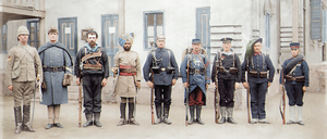 Gruppenfoto mit Besatzungssoldaten der Acht-Nationen-Allianz. Es sind neun Repräsentanten, da indische Soldaten unter britischer Flagge kämpften.
