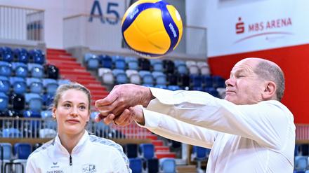 Erster Versuch. An seinem Ballgefühl muss Olaf Scholz noch etwas arbeiten.