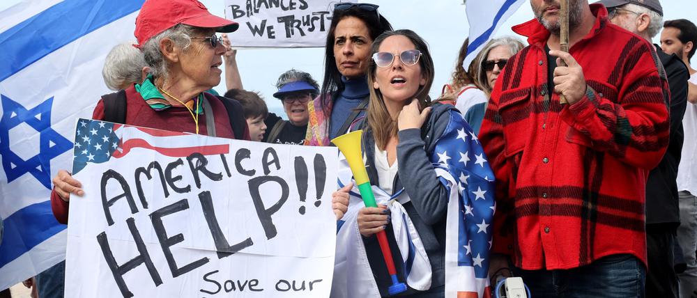 Israelis und Amerikaner am 7.  März bei einer Demonstration gegen die Justizreform vor der US-Botschaft in Tel Aviv.