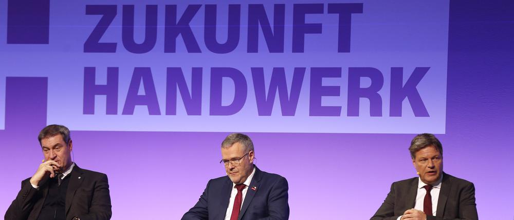 08.03.2023, Bayern, München: Ministerpräsident Markus Söder (CSU), Jörg Dittrich, Präsident Zentralverband des Deutschen Handwerks (ZDH) und Bundeswirtschaftsminister Robert Habeck (Grüne), (von links nach rechts) bei der Veranstaltung «Zukunft Handwerk» im Internationalen Congress Center München. Foto: Uwe Lein/dpa +++ dpa-Bildfunk +++