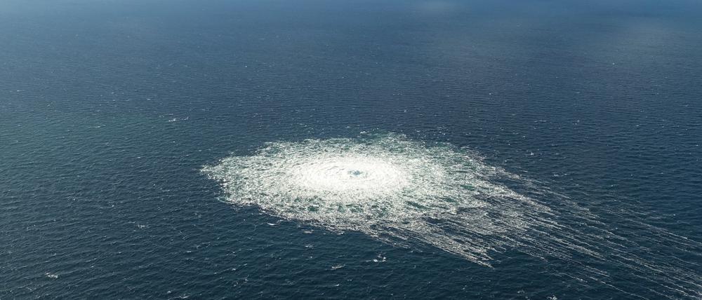 Das vom dänischen Verteidigungskommando zur Verfügung gestellte Foto zeigt das Nord Stream 2-Gasleck in der Nähe von Bornholm aus der Luft.