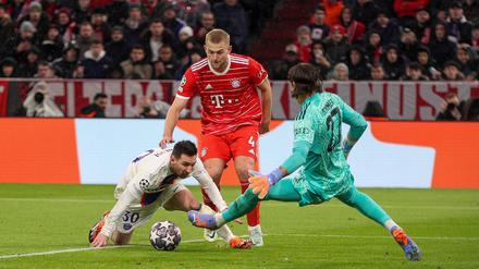 Der Weltfußballer strauchelt. Lionel Messi (links) war bei der Münchner Defensive meist gut aufgehoben.