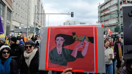 Zeichen der Solidarität für die Frauen im Iran auf einer Demonstrationen zum Frauentag in Berlin. 