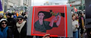 Zeichen der Solidarität für die Frauen im Iran auf einer Demonstrationen zum Frauentag in Berlin.