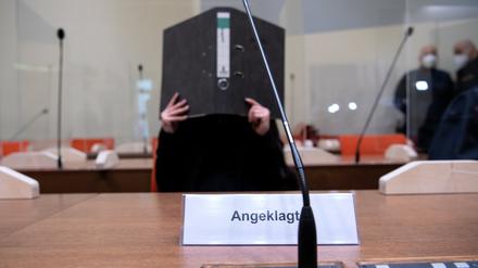 Die Angeklagte Jennifer W. sitzt vor Beginn der Verhandlung im Gerichtssaal. 