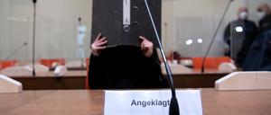 Die Angeklagte Jennifer W. sitzt vor Beginn der Verhandlung im Gerichtssaal. 