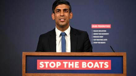 Rishi Sunak, Premierminister von Großbritannien, spricht während einer Pressekonferenz im März, nachdem die Regierung Pläne für neue Gesetze zur Eindämmung der Überquerung des Ärmelkanals als Teil des Gesetzes über illegale Migration vorgestellt hatte. 