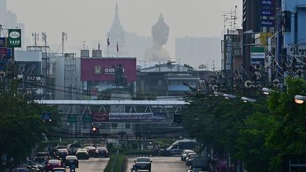 Die 69 Meter hohe riesige Buddha-Statue des Tempels Wat Paknam Phasi Charoen in Bangkok inmitten von Smog, der durch die Luftverschmutzung verursacht wird.