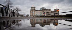 Das Reichstagsgebäude spiegelt sich am Morgen in einer Pfütze. Auf der Tagesordnung im Bundestag stehen heute unter anderem Beratungen zum Entwurf eines Steuerentlastungsgesetz 2022, zur Ukrainehilfe und weltweiten Nahrungsmittelversorgung und zur Aufnahme ukrainischer Kriegsflüchtlinge. +++ dpa-Bildfunk +++